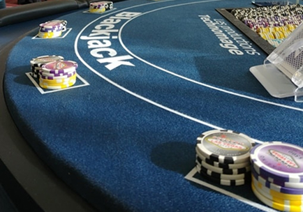 Table de blackjack avec des jetons