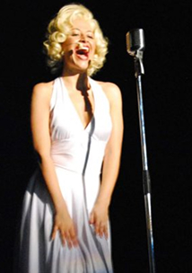 Femme qui chante sur une scène