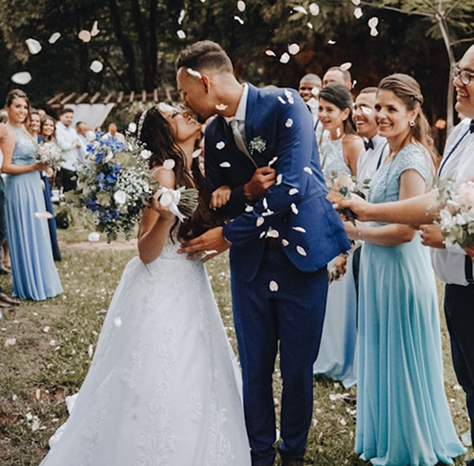 Couple de mariés heureux