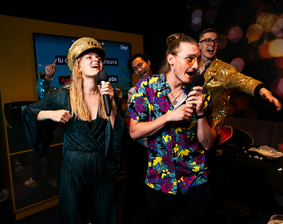 Un groupe de personnes qui chantent au karaoké