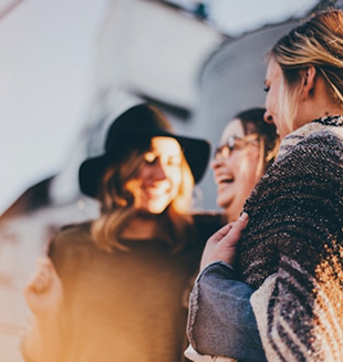 Un groupe de personnes qui discutent