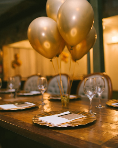Table de party de bureau décorée