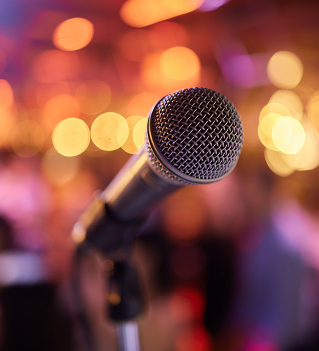 Microphone sur un trépied lors d'une soirée karaoké