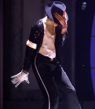 Homme déguisé en Michael Jackson lors d'un spectacle de danse
